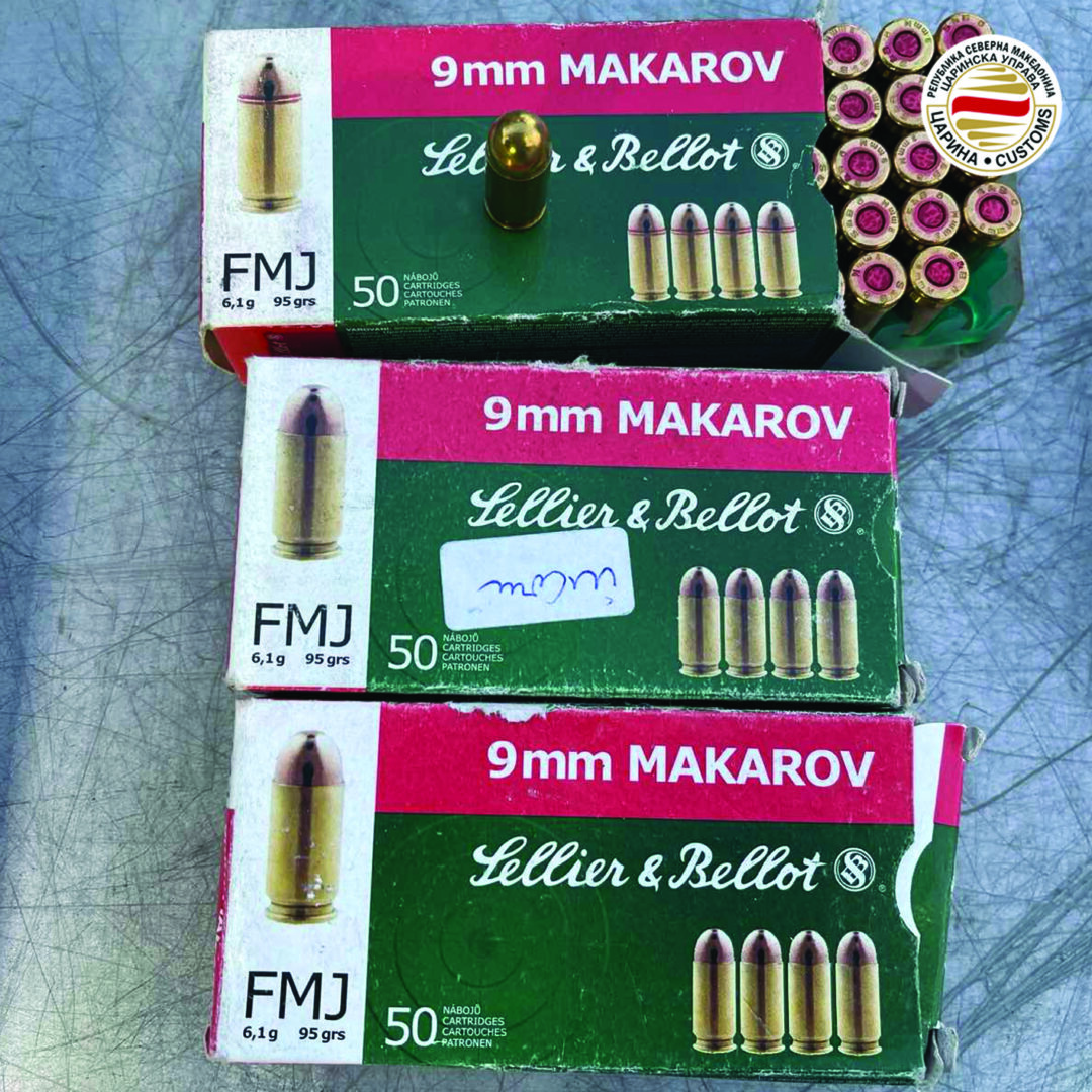 Царина: Oткриени 580 парчиња куршуми во автобус, двајца осомничени лишени од слобода