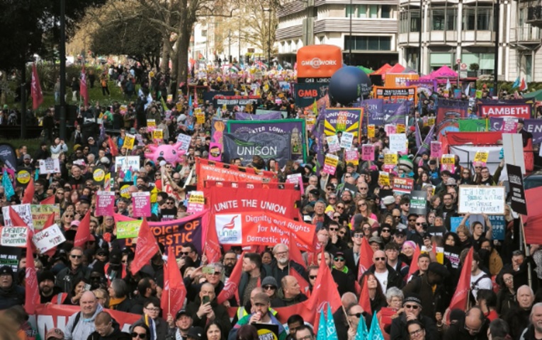 Половина милион луѓе протестираа против екстремната десница во Лондон, тврдат организаторите