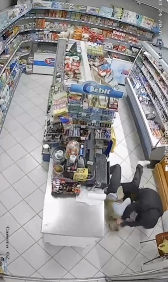 (ВИДЕО) Неверојатна снимка од Мостар: Продавчака спречи ограбувач со автоматска пушка