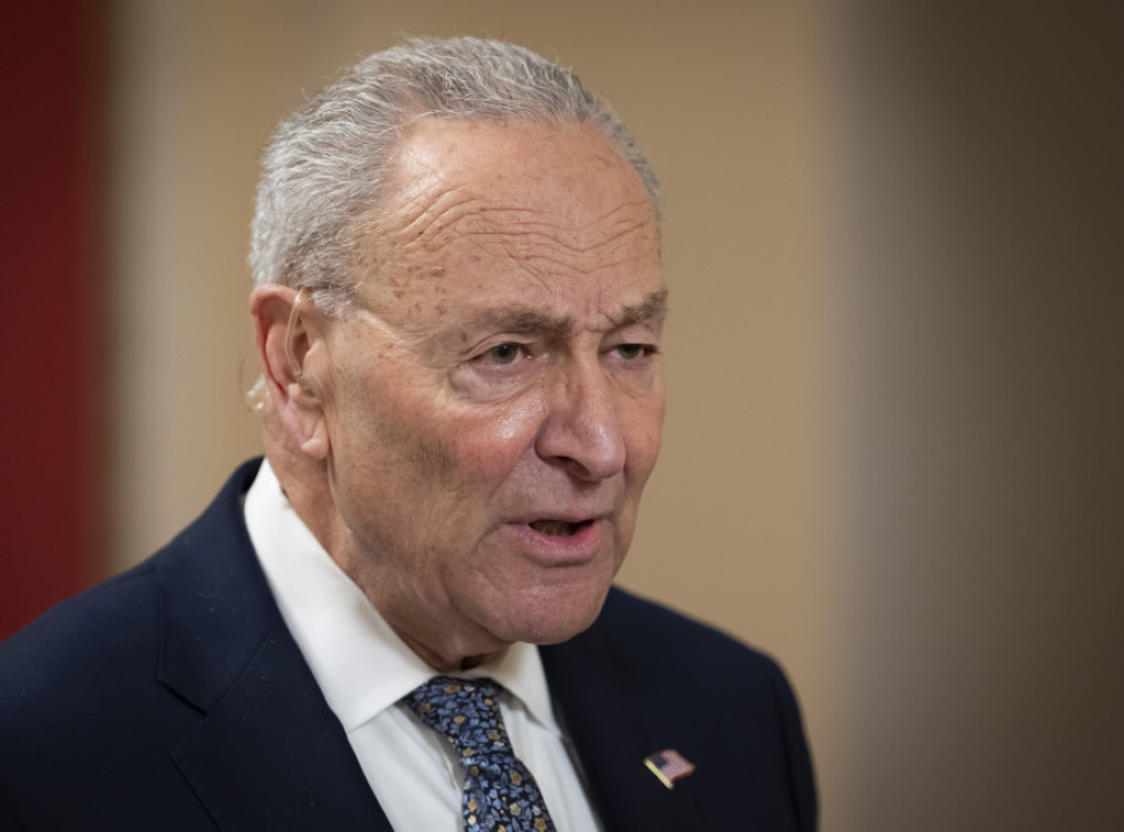 За сенаторот Шумер, американскиот претседател Трамп е „воен кретен“