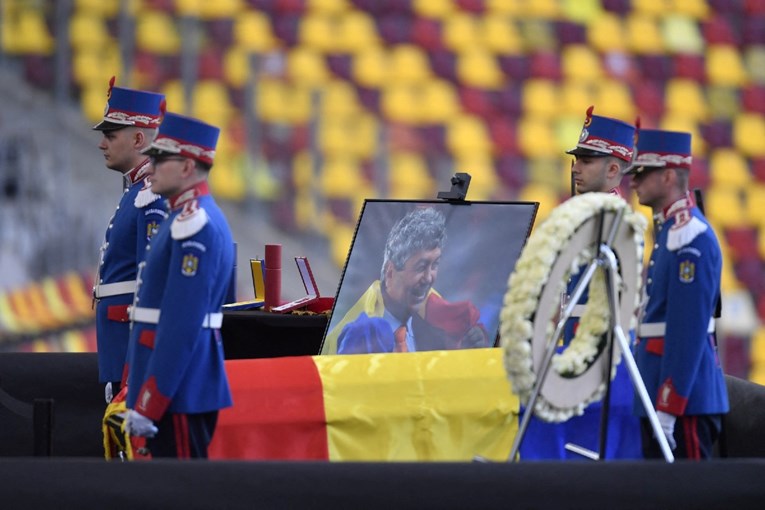 Ковчегот со телото на Мирчеа Луческу изложен на Националната арена во Букурешт