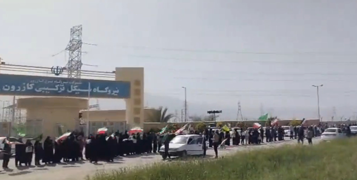 ВИДЕО: Ултиматумот на Трамп предизвика хаос: Иранците формираат „човечки штитови“ на мостовите