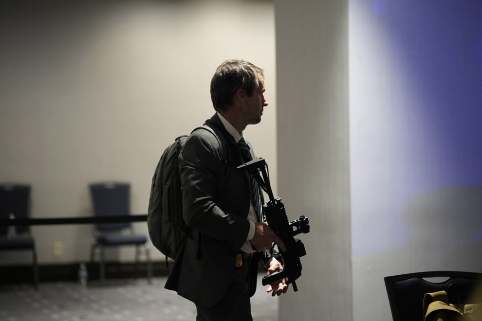 ВИДЕО: Како успеал вооружениот напаѓач, покрај целото обезбедување, да влета на вечерата на Трамп