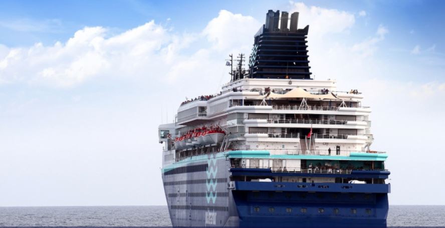 Првиот крузер помина низ Ормутскиот теснец