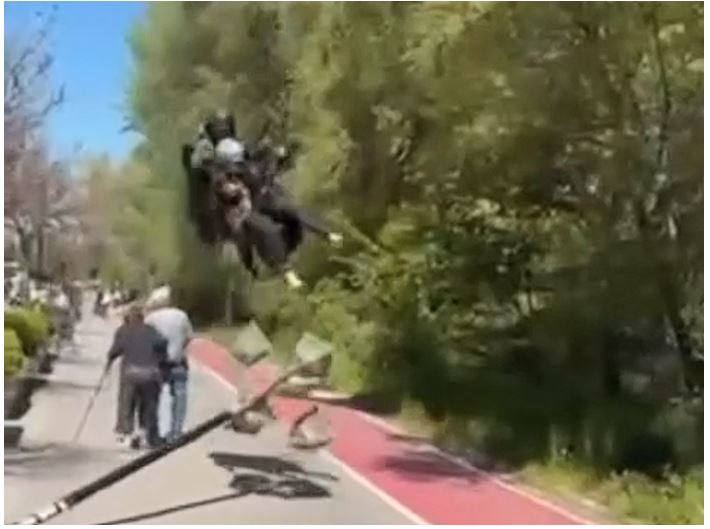 (ВИДЕО) За „влакно“ избегната трагедија во Охрид: Параглајдерист за малку ќе удреше во мајка и дете