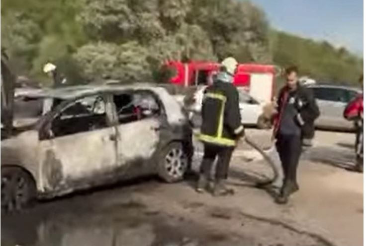 МВР: Едно лице е повредено во пожар на автомобили и сува трева на скопското Кале