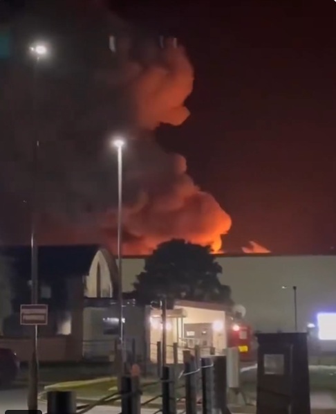 ВИДЕО Голем пожар во британската база од која американските бомбардери летаат кон Иран