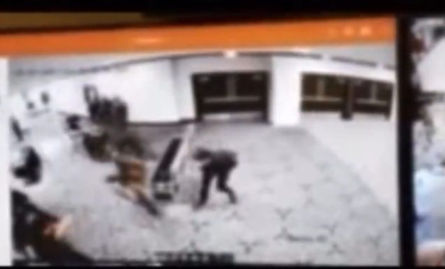 ВИДЕО: Објавена снимка од моментот на пукањето во белата куќа