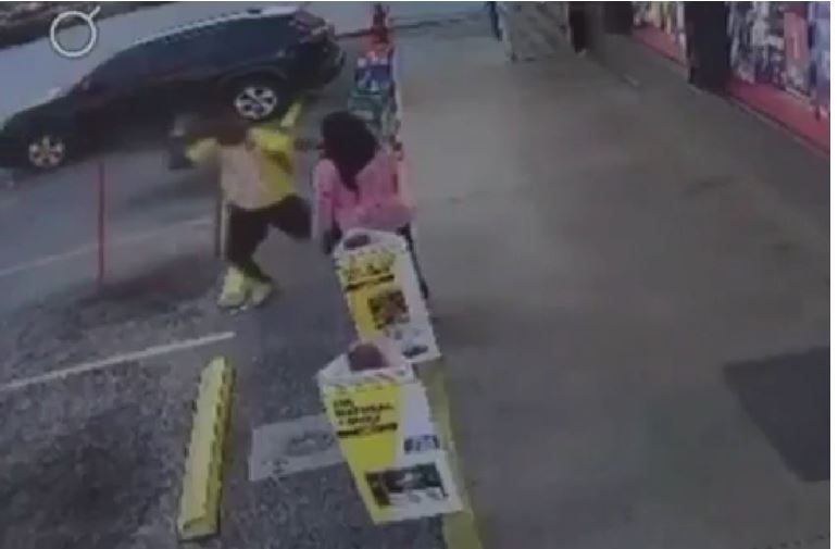 (ВОЗНЕМИРУВАЧКО ВИДЕО) Трамп објави видео од маж кој со чекан убива жена: „Ако го увезеш Третиот свет, стануваш Трет свет“