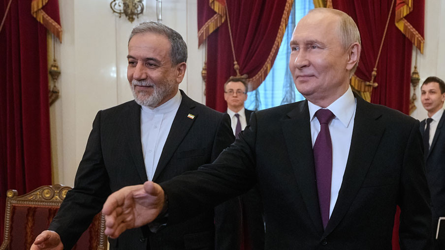 И покрај американските закани, Путин продолжува да му помага на Иран