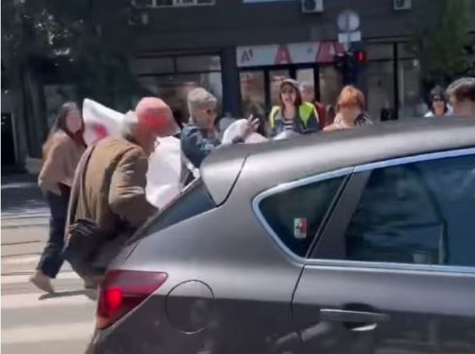 (ВИДЕО) Инцидент во Белград: Возачот кој со автомобилот помина низ блокадата и удри 90-годишен маж е уапсен