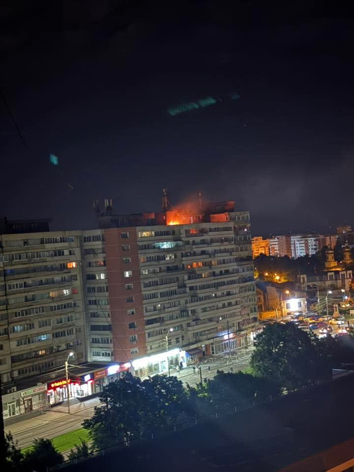 ВИДЕО: Дрон погоди зграда во Романија, повредени жена и дете