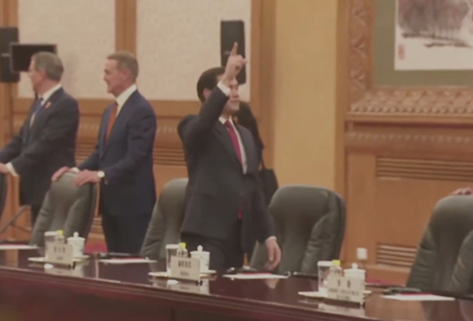 ВИДЕО: Реакцијата на Рубио на таванот во Пекинг стана хит на мрежите