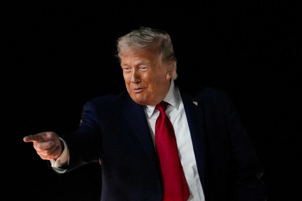 Трамп ги откажа нападите врз Иран