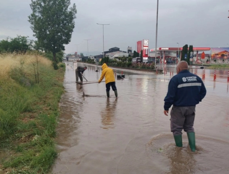 Поплавени улици во Битола по обилниот дожд во град