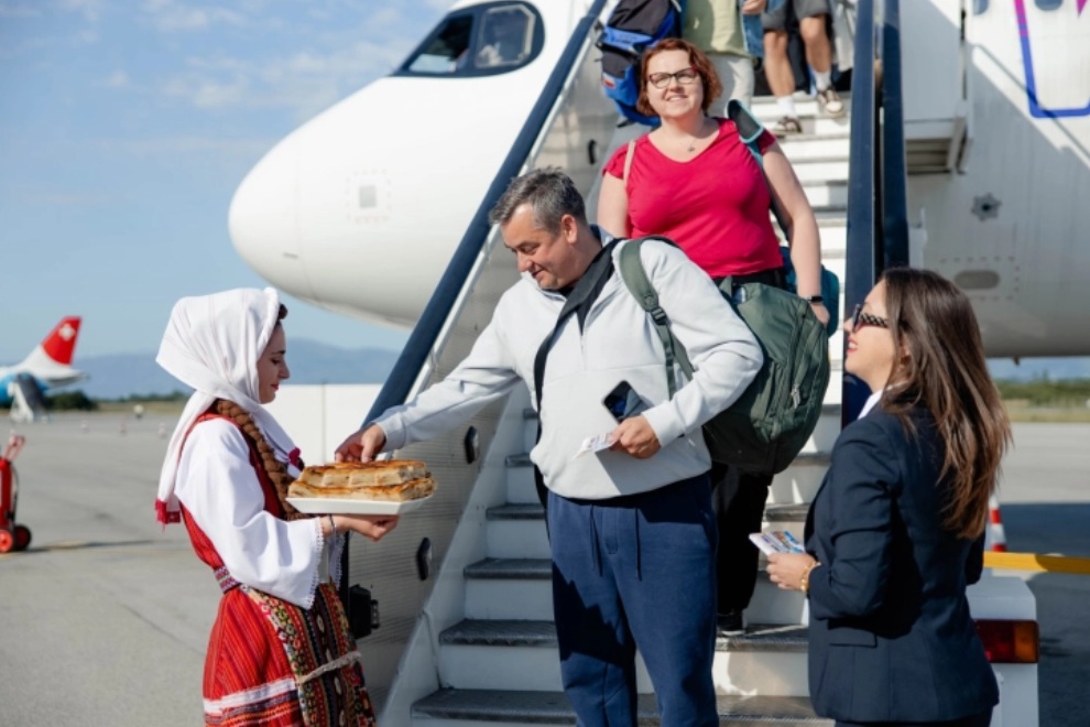 Првите полски туристи од Вроцлав слетаа на аеродромот во Охр