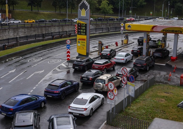 Русија имa проблем со недостиг на гориво – на луѓето им се советува да работат од дома
