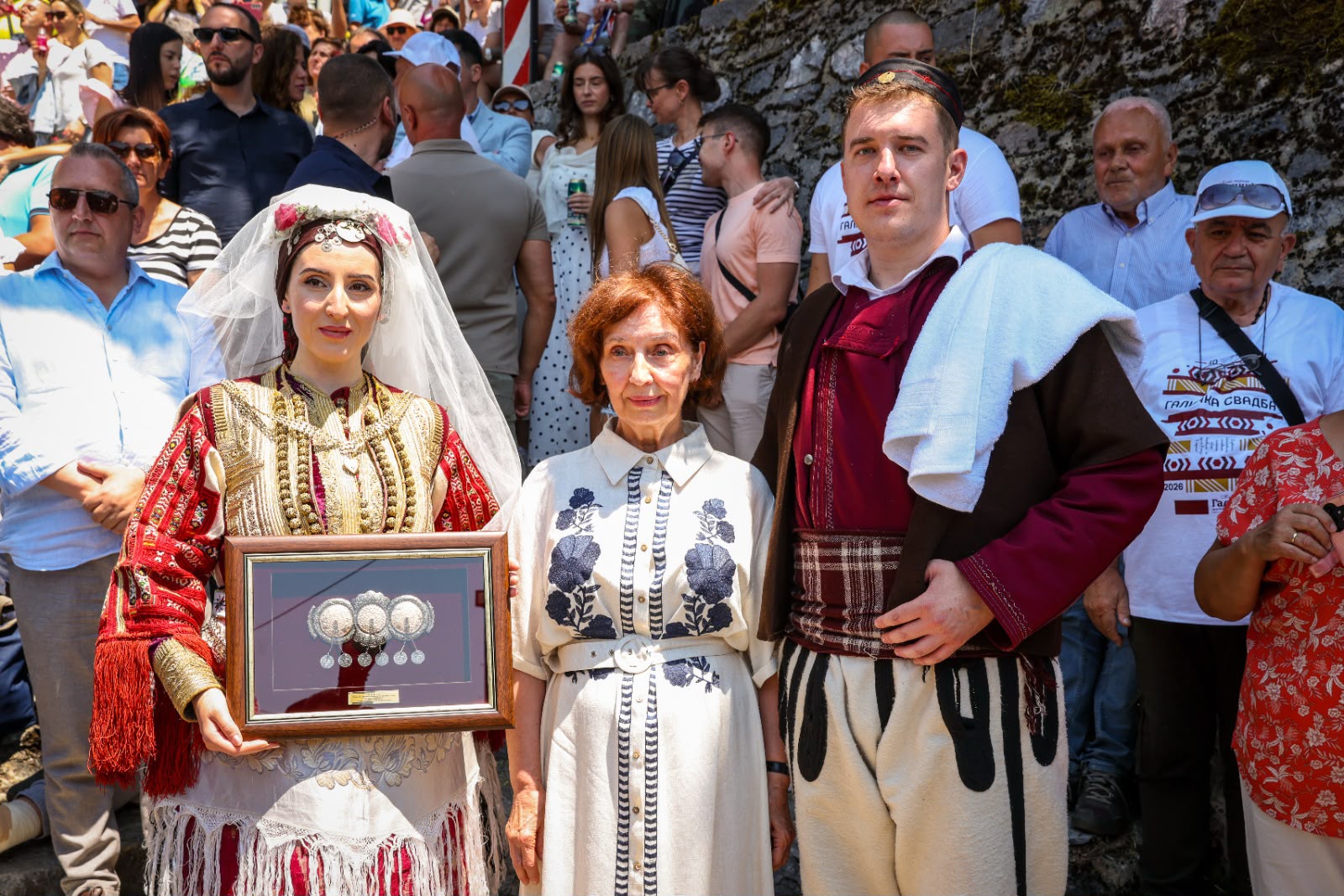 Сиљановска-Давкова им подари традиционална галичка пафта на младенците на „Галичка свадба”