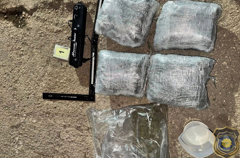 Полицијата во Сараево заплени дрога и оружје – осомничениот побегна