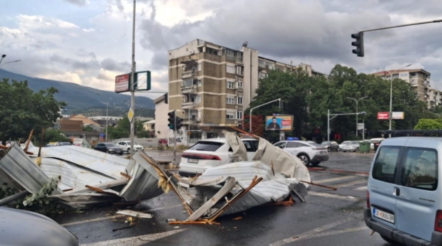 (ФОТО) Невреме во Скопје – летнати покриви, откорнати дрвја, оштетени автомобили