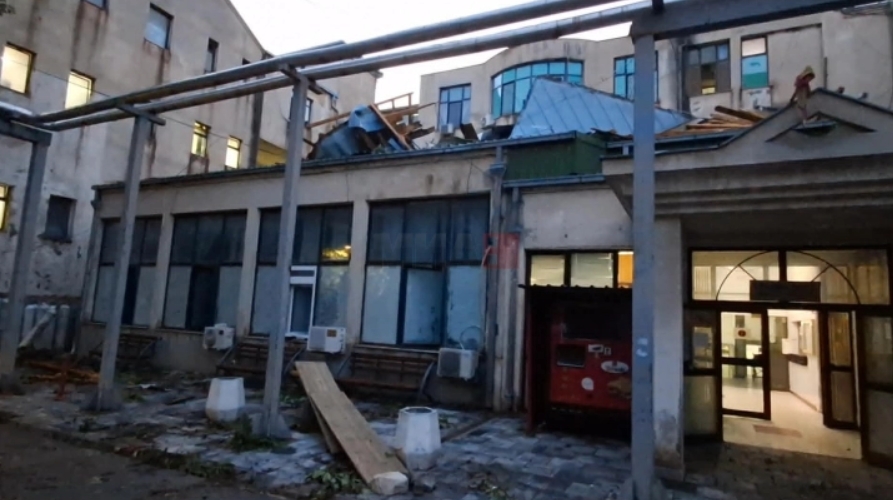 Силниот ветар однесе дел од кровната конструкција на штипската Клиничка болница, штети од невремето има по домови