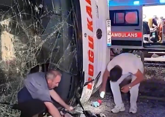 (ВИДЕО) Се преврте автобус во Турција – повредени се 40 патници