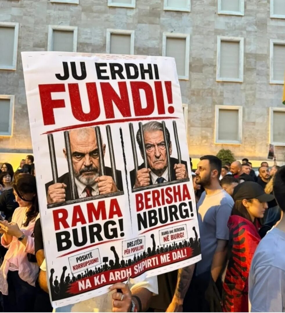 ВИДЕО: Најмасовен протест во Тирана, демонстрантите однесоа бетонска торта за Рама
