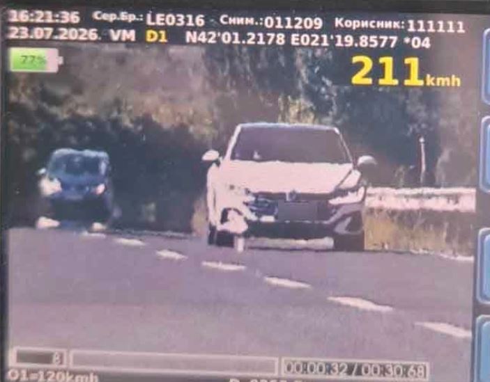 Уапсен е возач-почетник, возел двојно над дозволената брзина на автопат, со 211 км/чaс