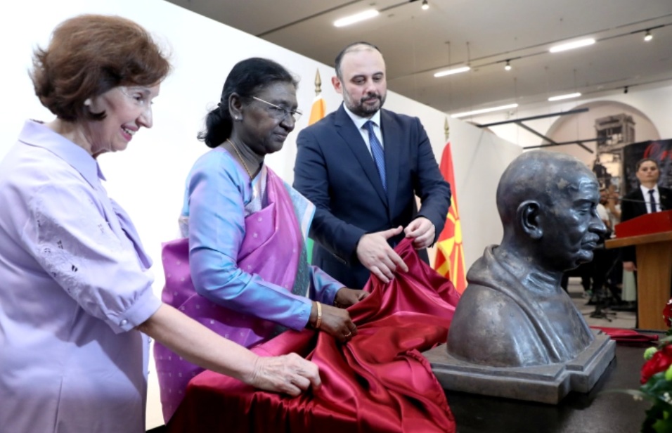 Откриена спомен биста на Махатма Ганди во Скопје