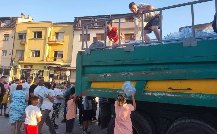 Започна дистрибуција на пакувана вода за пиење во Гостивар