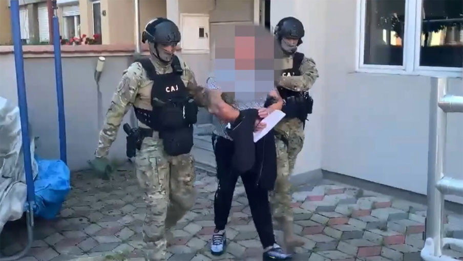 Полициските службеници им го „расчистуваа“ патот на шверцерите на луѓе