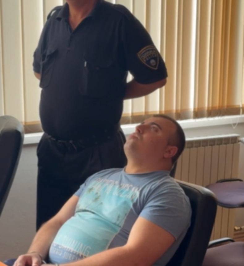 ВИДЕО: Гледа во таванот и не оговара на прашања, дури ни за името – вака почна судењето на серискиот убец од Старо Нагоричане