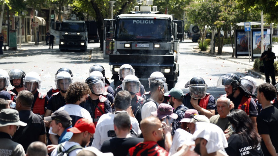 Полицијата и демонстрантите се судрија во Тирана