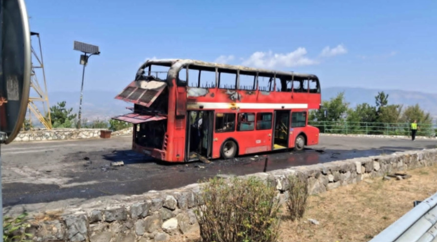 Изгоре автобус на ЈСП на Водно