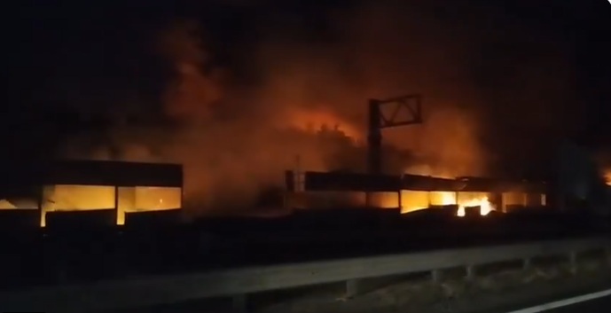 (ВИДЕО) Експлозии и пожари од двете страни: Загинати кај Киев, погодени магацини во Ростовската област