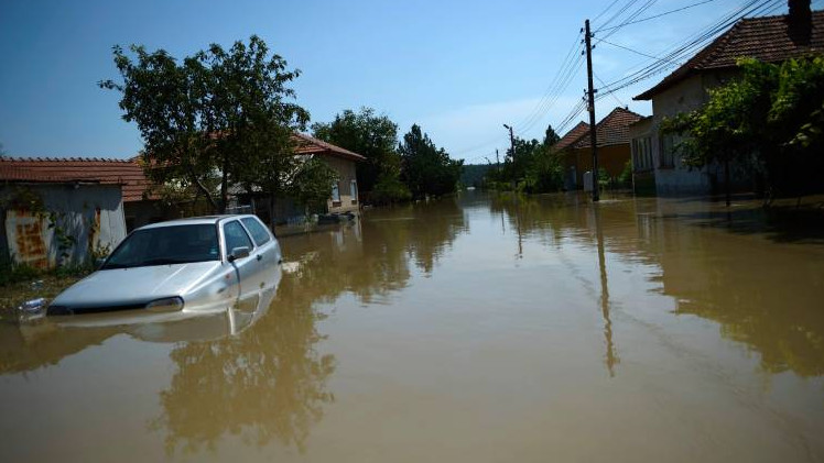 Вонредна состојба во југозападна Бугарија: Поројни дождови ги поплавија населбите