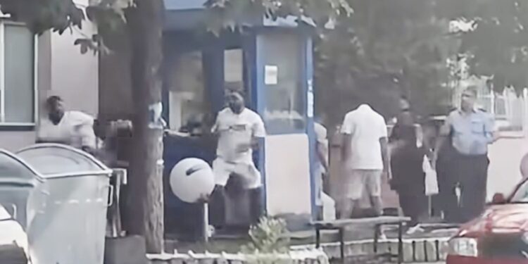 ВИДЕО:Тепачка пред полициската станица во Кочани, четворица приведени