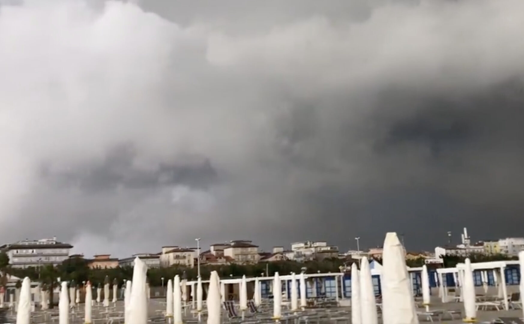 Силни бури во Европа: Град во Италија, јак ветер во Словенија, невремето стигна и до Хрватска