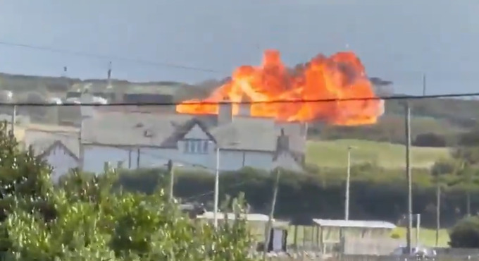 (ВИДЕО) Драма во Британија: Авион се запали во воздух, пилотите се катапултираа пред падот