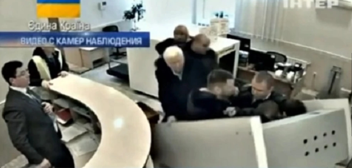 (ВИДЕО) Дали украинскиот државен обвинител побегна од земјата сред ноќ со службено возило?