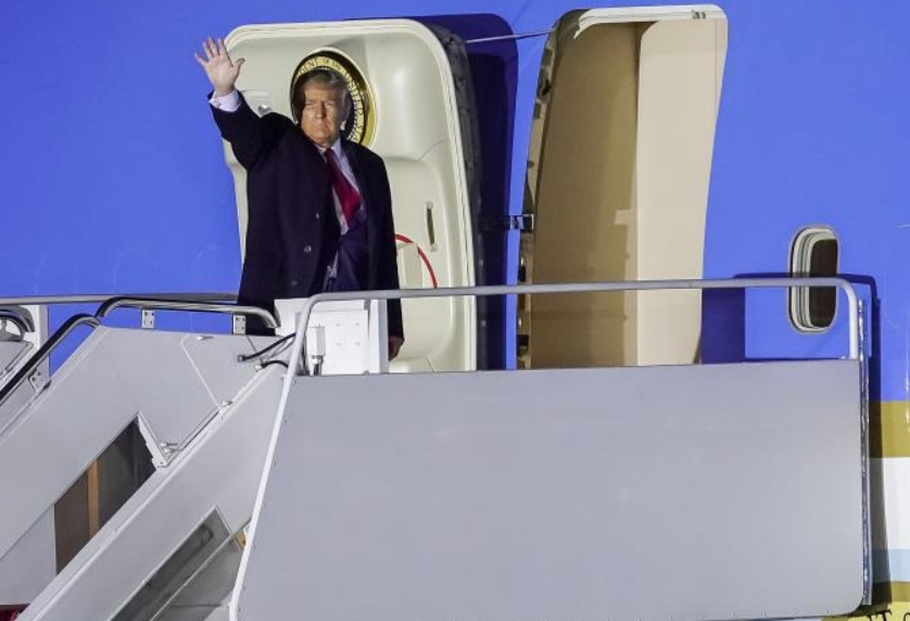 (ВИДЕО) Трамп со музика ги забавуваше новинарите во авион – им пушташе Доли Партон, Павароти, АББА…