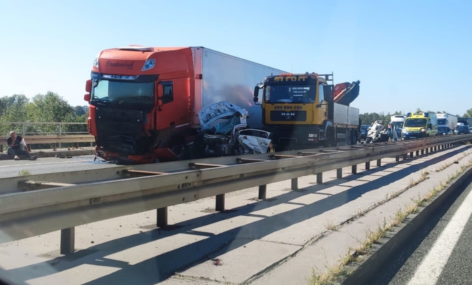 (ВИДЕО) Страшна сообраќајка кај Загреб – возеше во спротивна насока, удри во друг автомобил и заврши под камион