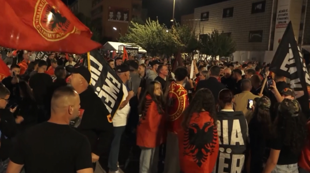 Четврти ден протести на плоштадот во Приштина против пресудата во Хаг – најавен е собир во Њујорк пред зградата на ОН