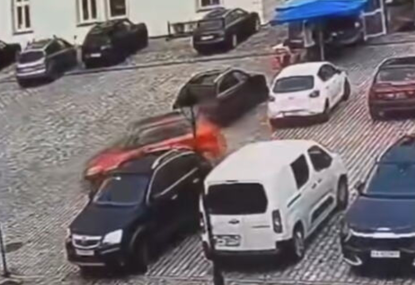 (ВИДЕО) Сакаше да излезе од паркинг, па удри во шест автомобили