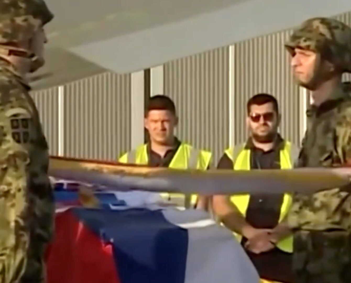 (ВИДЕО) Телото на Ратко Младиќ пречекано со воени почести, на погребот се очекуваат десетици илјади граѓани