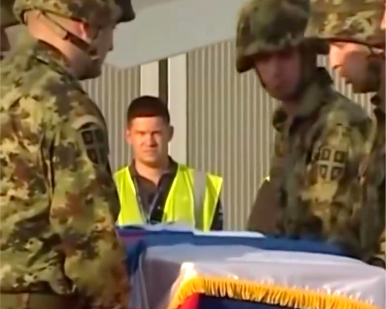 (ВИДЕО) Телото на Ратко Младиќ пречекано со воени почести, на погребот се очекуваат десетици илјади граѓани