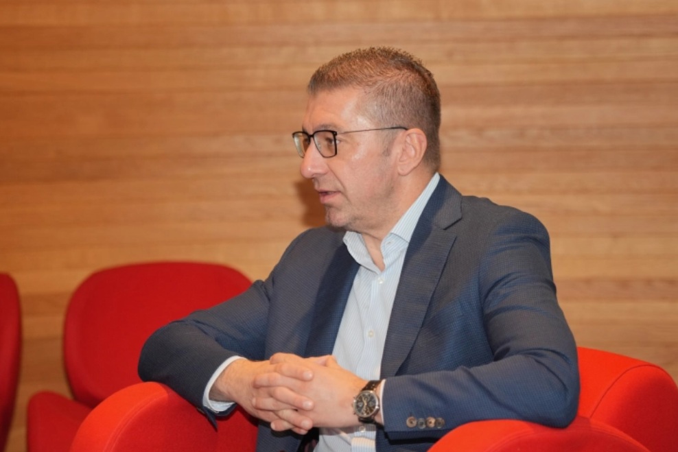 Има очекувањата на некои радикални елементи во нашата структура за повлекување од меѓународни договори и преговори – тоа би било идеално доколку сме ние сами на овој свет, но не сме сами и мораме да се бориме, вели Мицкоски