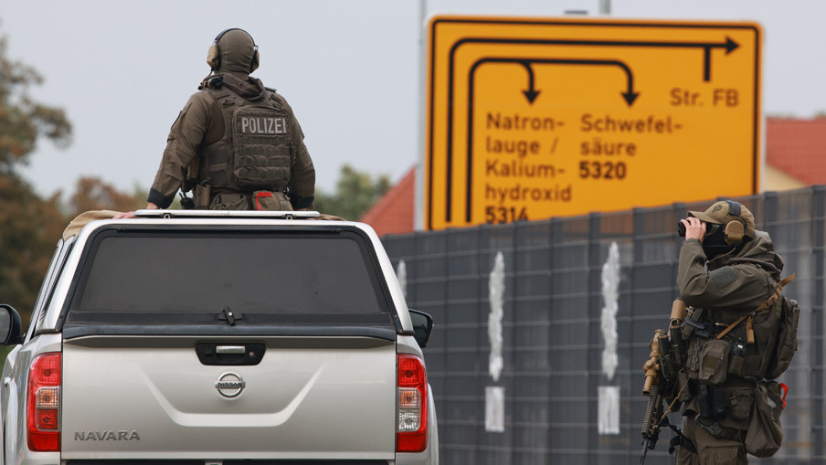 Полицијата пронајде 12 бомби поставени на далеководи, се трага по екстремист