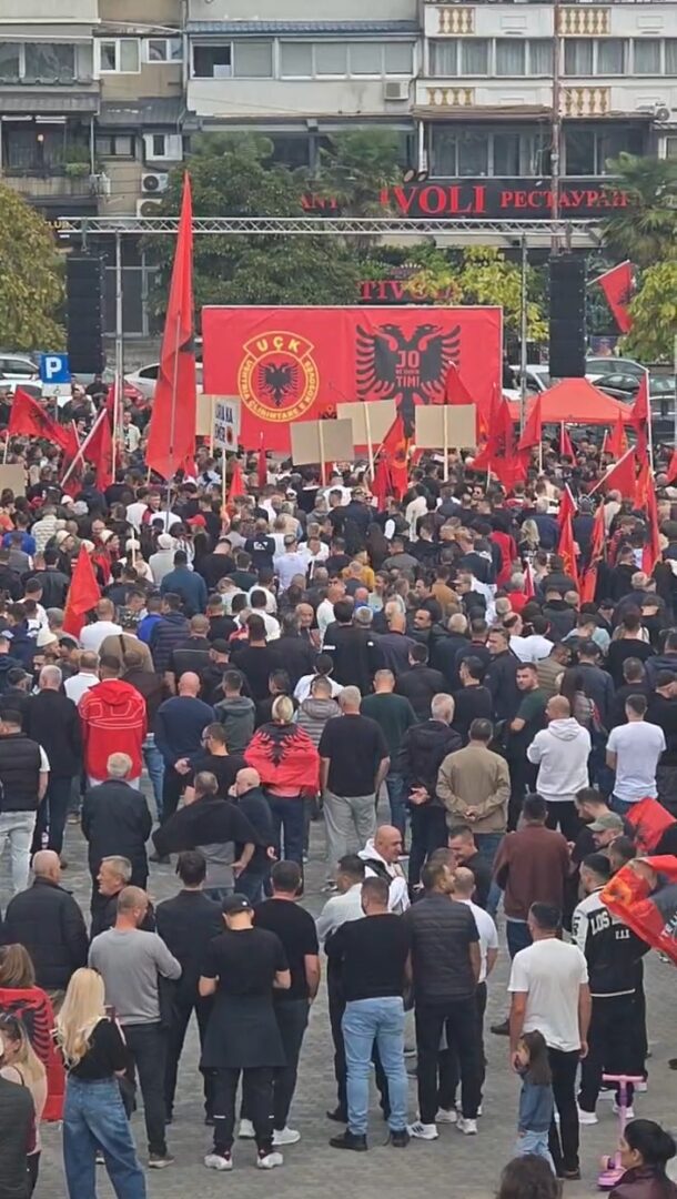 ВИДЕО: Протестен марш во Скопје за поддршка на Хашим Тачи и другите осудени водачи на ОВК