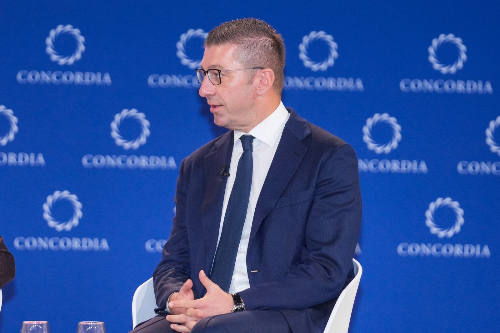 Фрустрацијата кај македонските граѓани е огромна, отстапките се преголеми, но остануваме на е вропскиот пат, вели Мицкоски од Њујорк